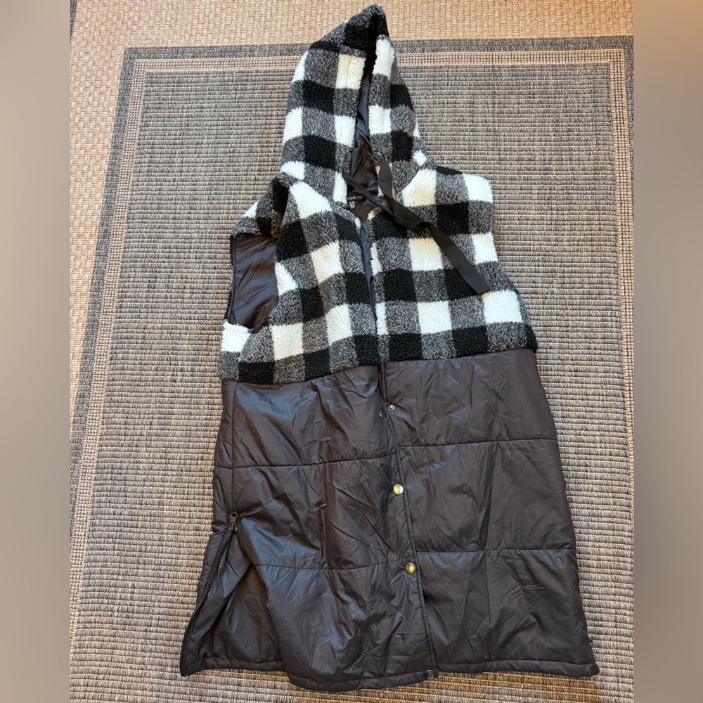 Chic Black and White Plaid Hooded Vest